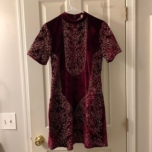 Gorgeous maroon valor dress with good stitching design. Size small